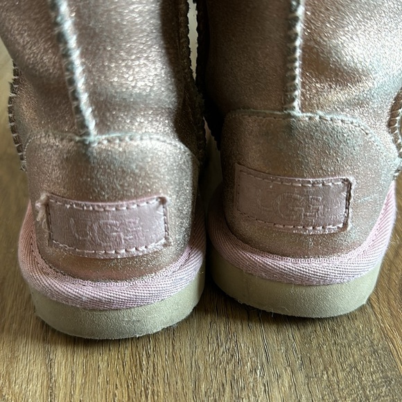 UGG Classic Short II Water Resistant Genuine Shearling Boot Toddler Shoes - Picture 4 of 5